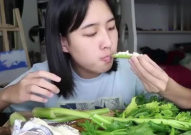 小姐姐吃香芹,小姐姐的美食之旅